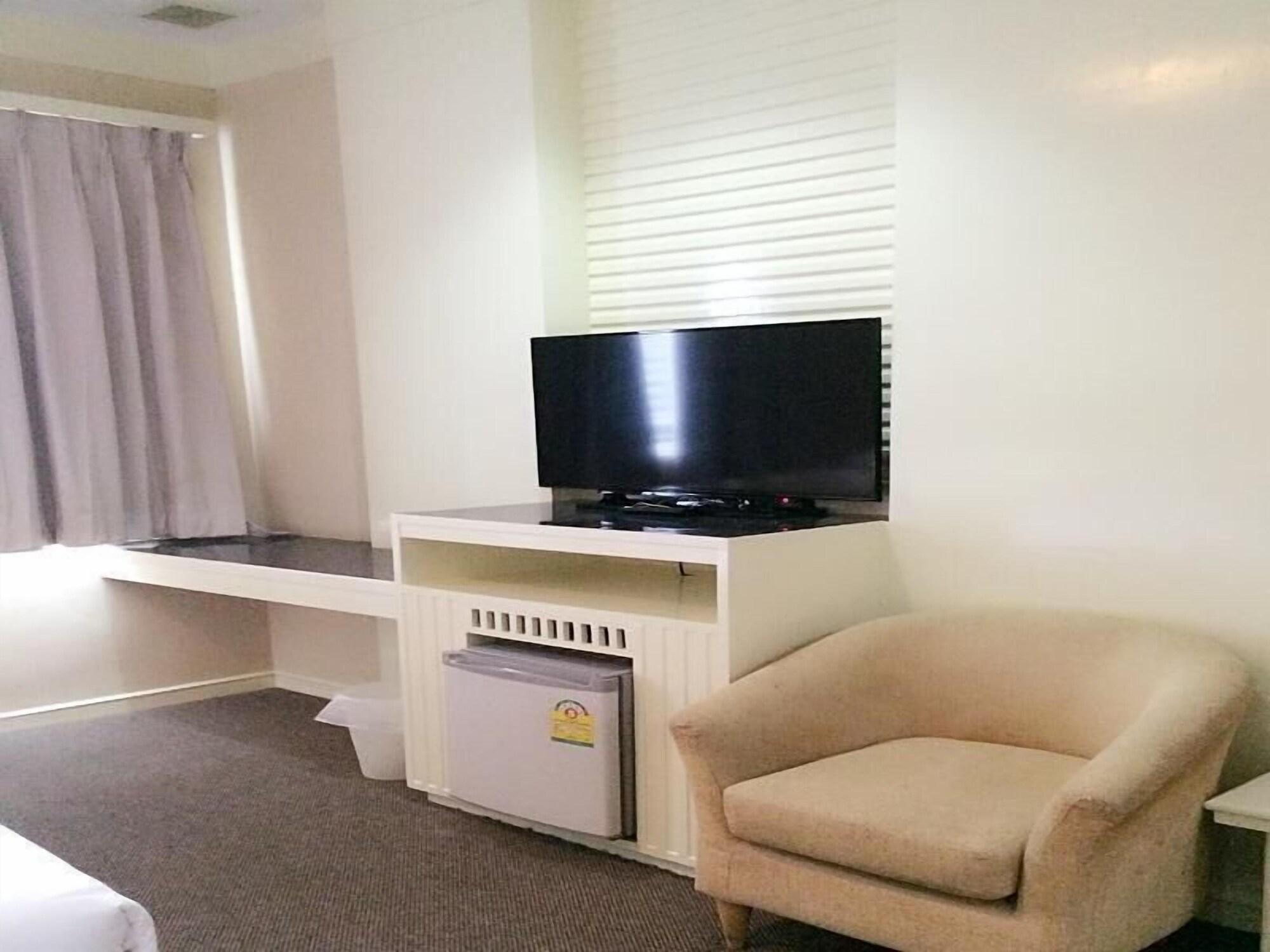 The Rich Hotel Nonthaburi Buitenkant foto