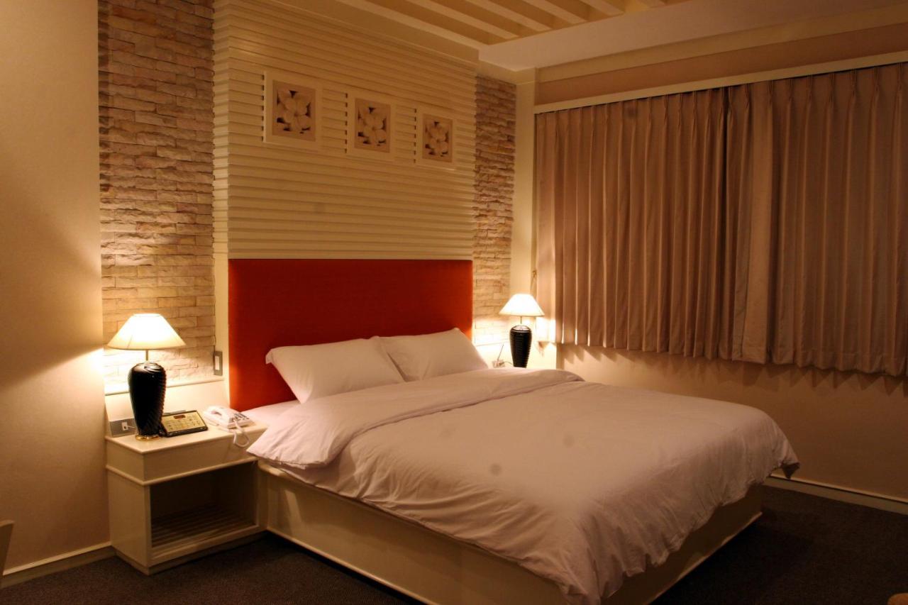 The Rich Hotel Nonthaburi Buitenkant foto