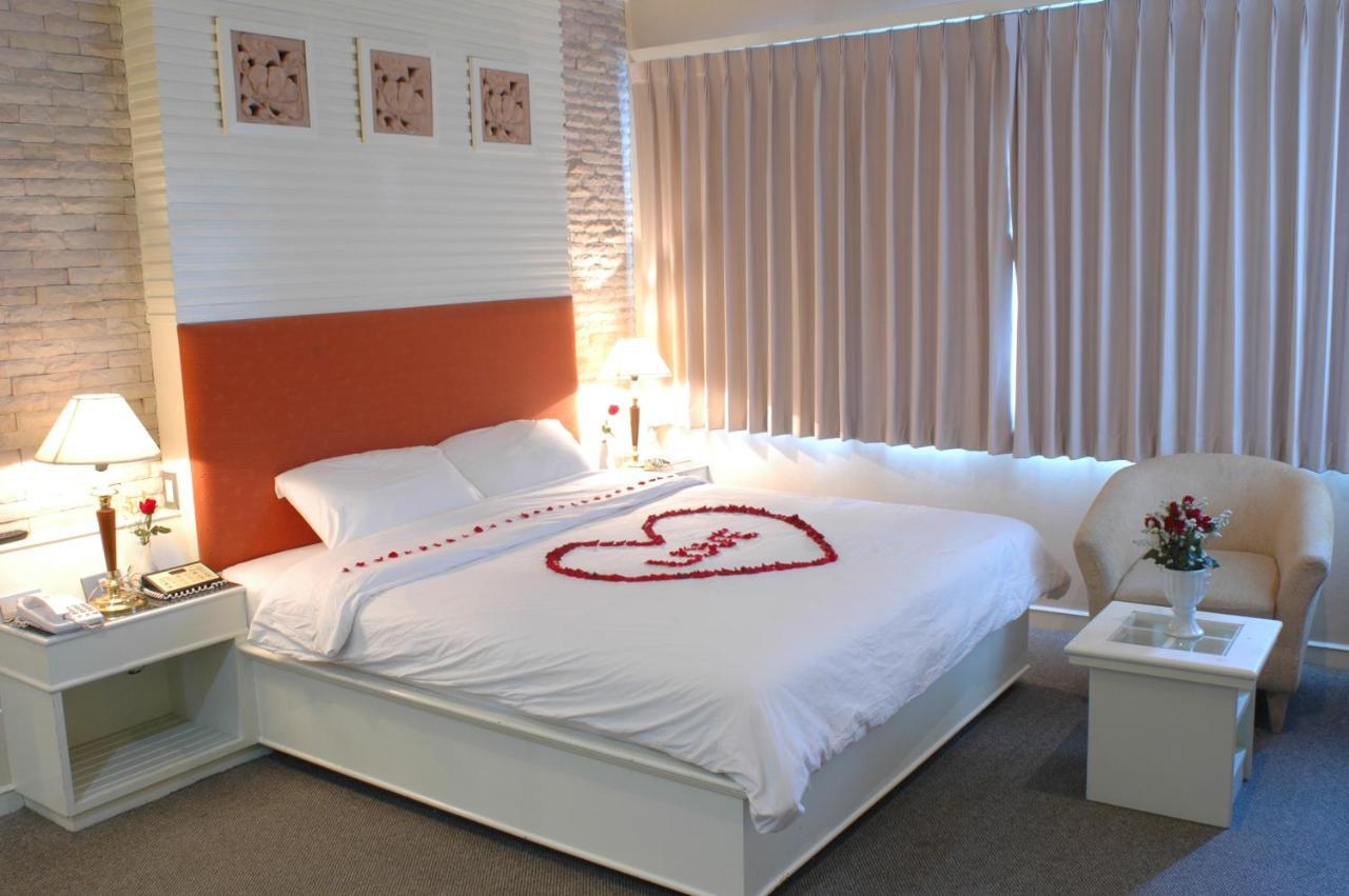 The Rich Hotel Nonthaburi Buitenkant foto