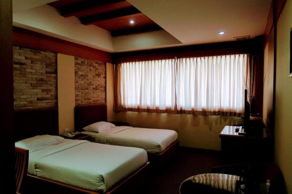 The Rich Hotel Nonthaburi Buitenkant foto