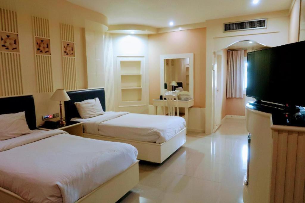 The Rich Hotel Nonthaburi Buitenkant foto