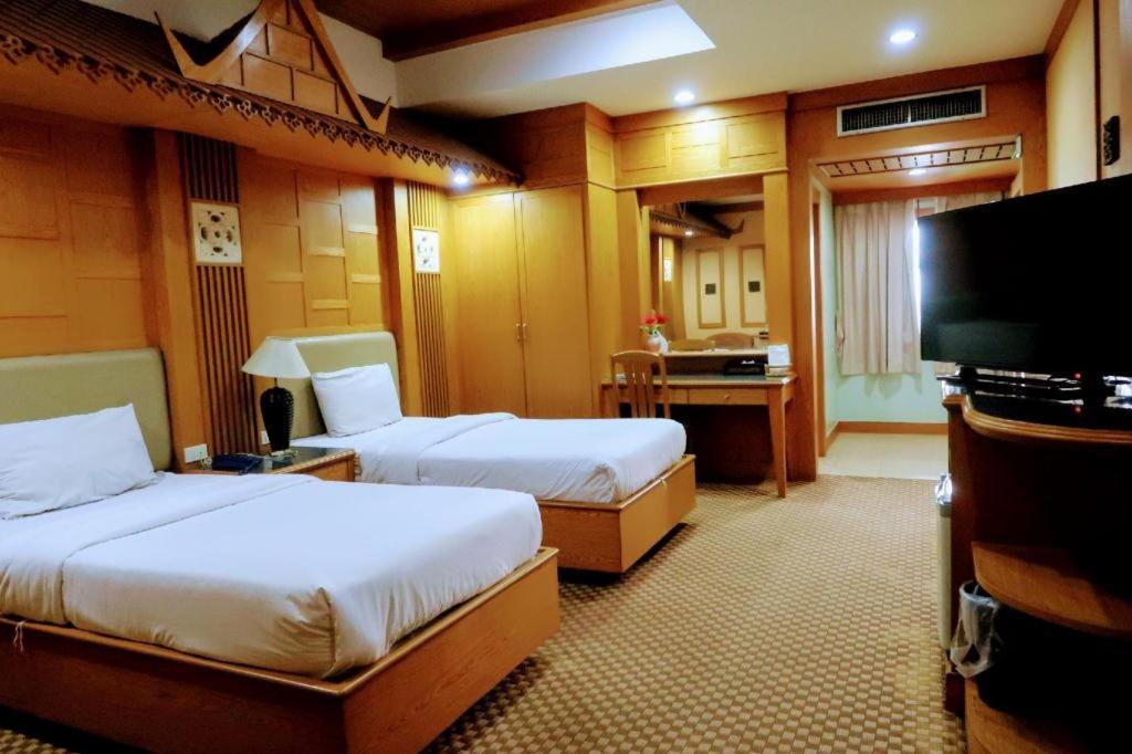The Rich Hotel Nonthaburi Buitenkant foto