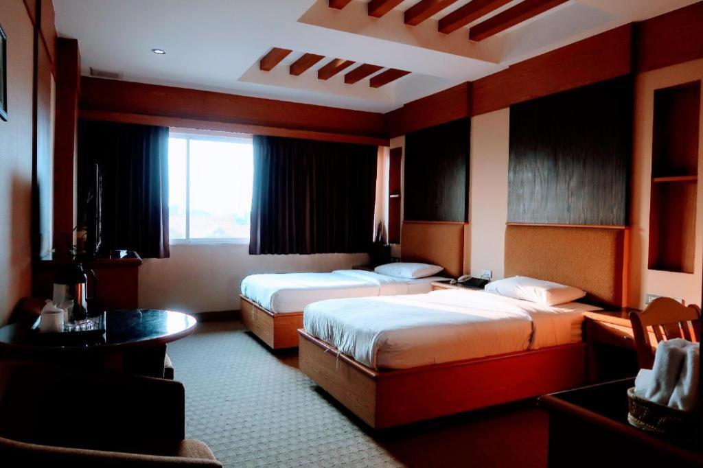 The Rich Hotel Nonthaburi Buitenkant foto