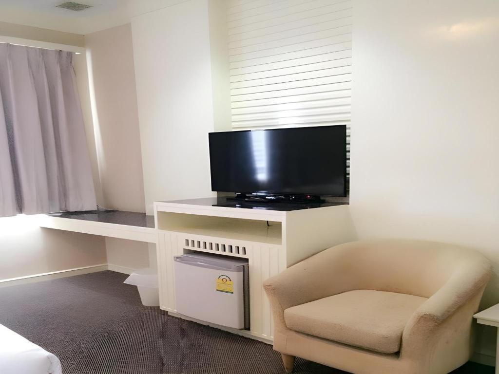 The Rich Hotel Nonthaburi Buitenkant foto