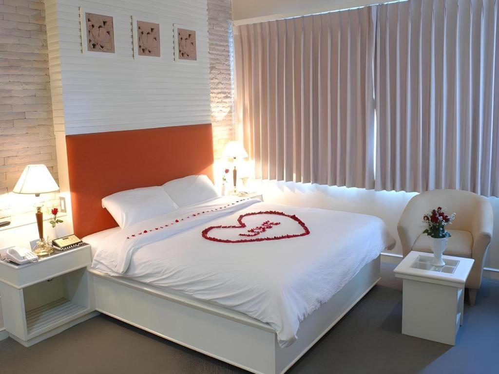 The Rich Hotel Nonthaburi Buitenkant foto
