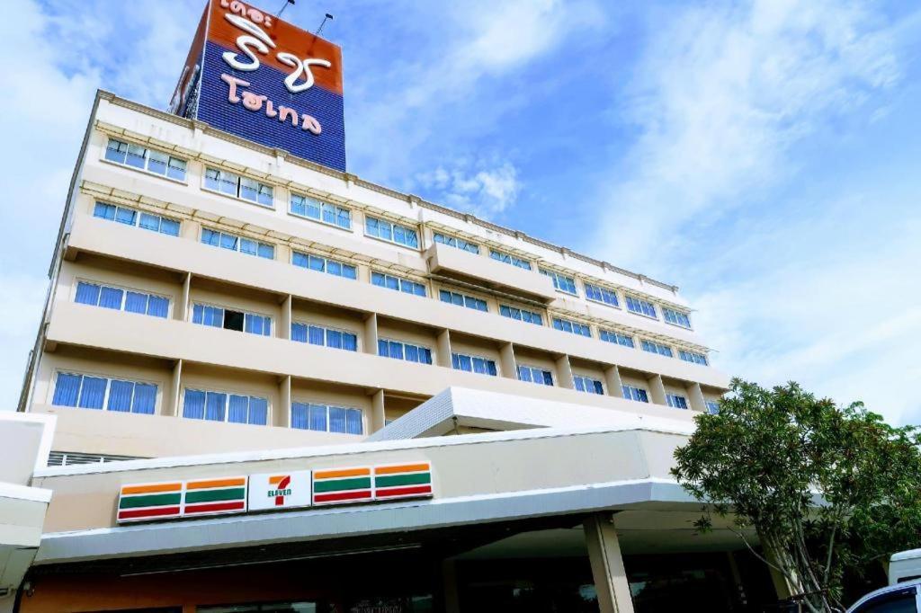 The Rich Hotel Nonthaburi Buitenkant foto