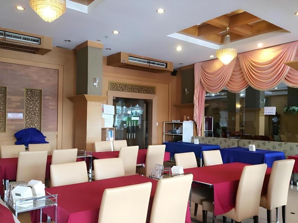 The Rich Hotel Nonthaburi Buitenkant foto