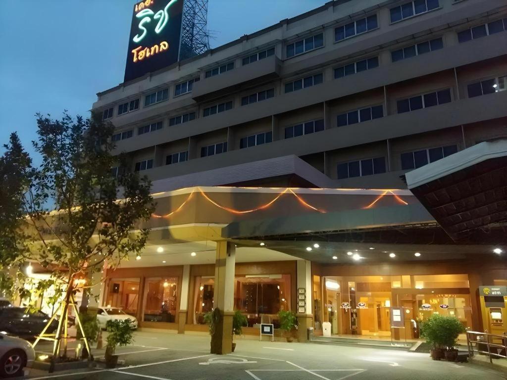 The Rich Hotel Nonthaburi Buitenkant foto