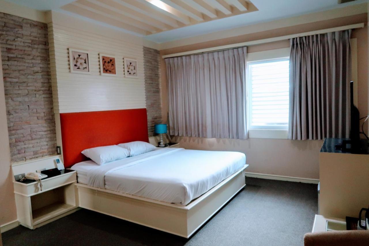 The Rich Hotel Nonthaburi Buitenkant foto