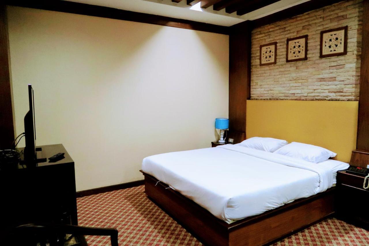 The Rich Hotel Nonthaburi Buitenkant foto