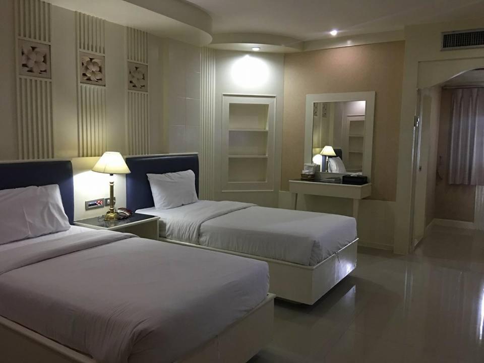 The Rich Hotel Nonthaburi Buitenkant foto